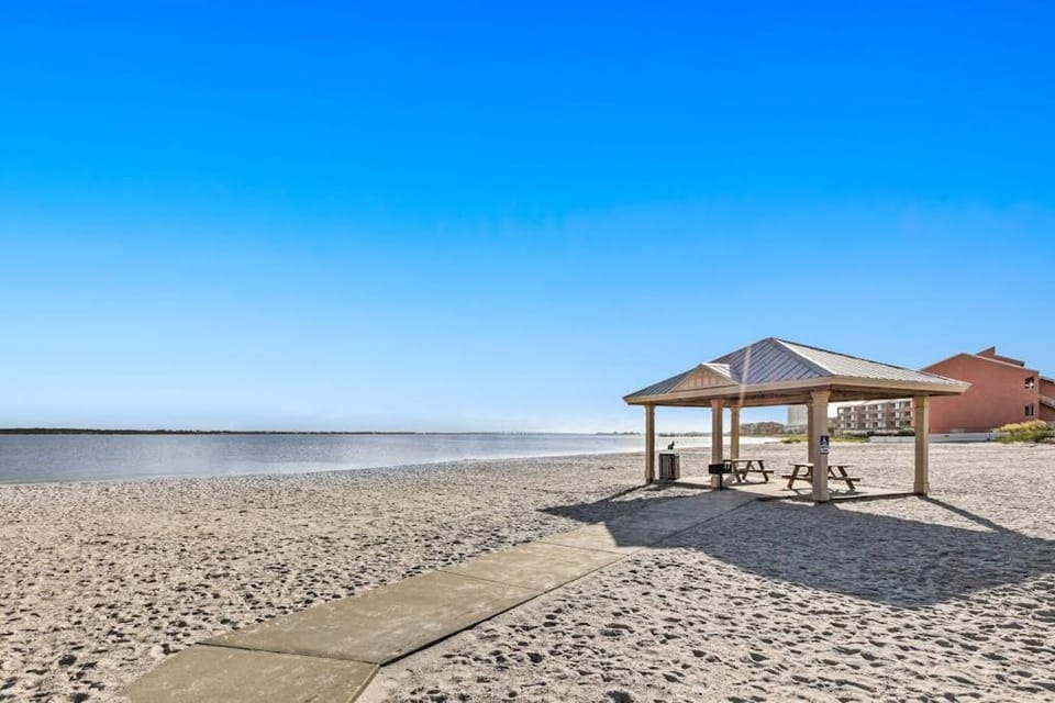 Welcoming stay near the beach with a large deck washer&dryer and central AC House in Pensacola Beach