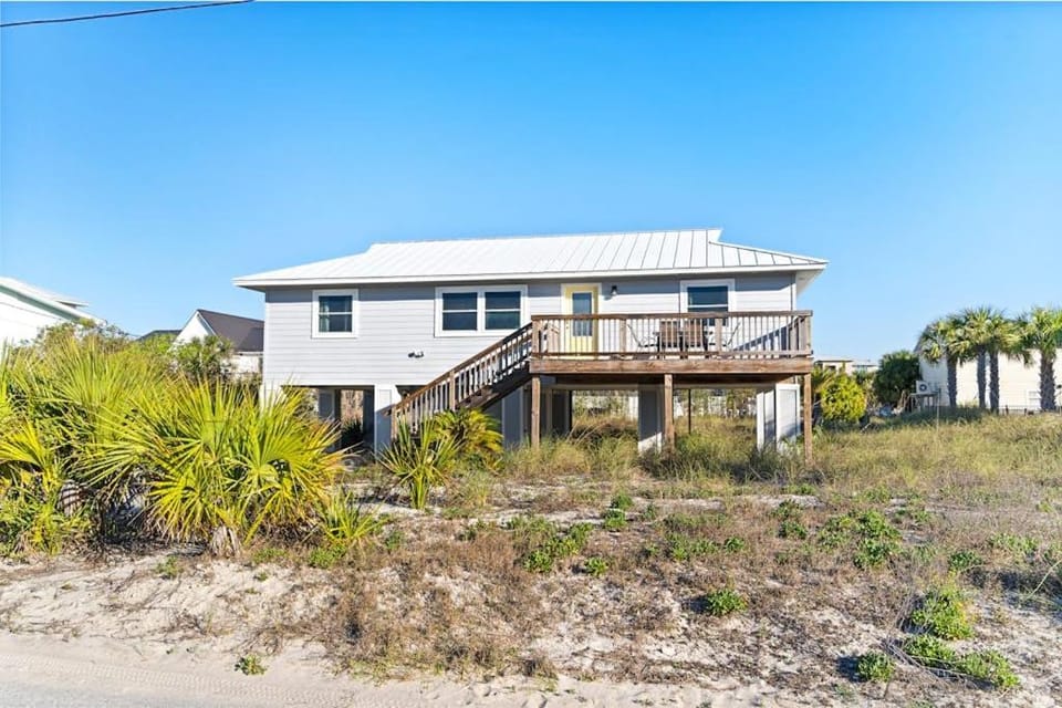 Welcoming stay near the beach with a large deck washer&dryer and central AC House in Pensacola Beach