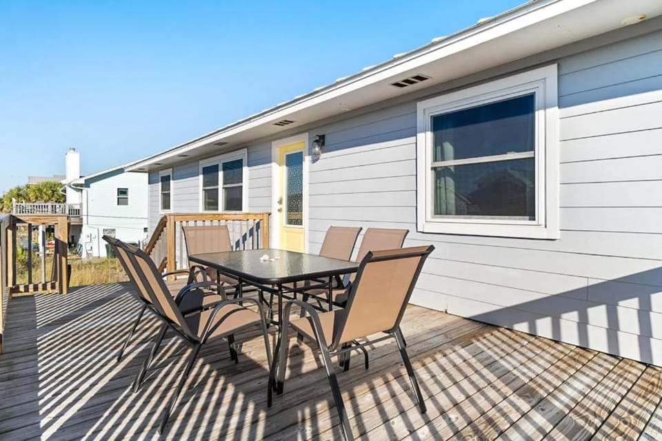 Welcoming stay near the beach with a large deck washer&dryer and central AC House in Pensacola Beach