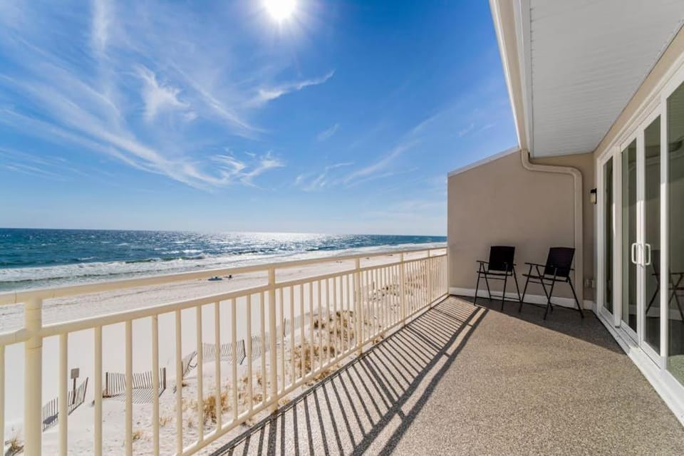 Beachfront townhome with ocean views 2 balconies WD & AC - dog-friendly House in Pensacola Beach