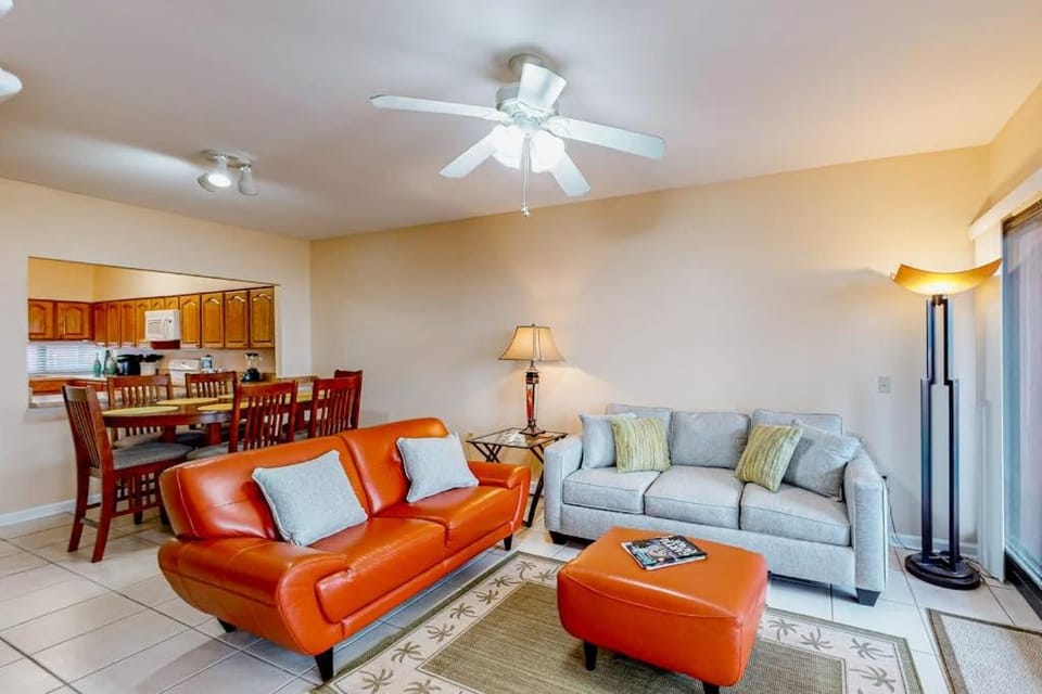Beachfront condo with pool Gulf-view balcony central AC & washer&dryer House in Pensacola Beach