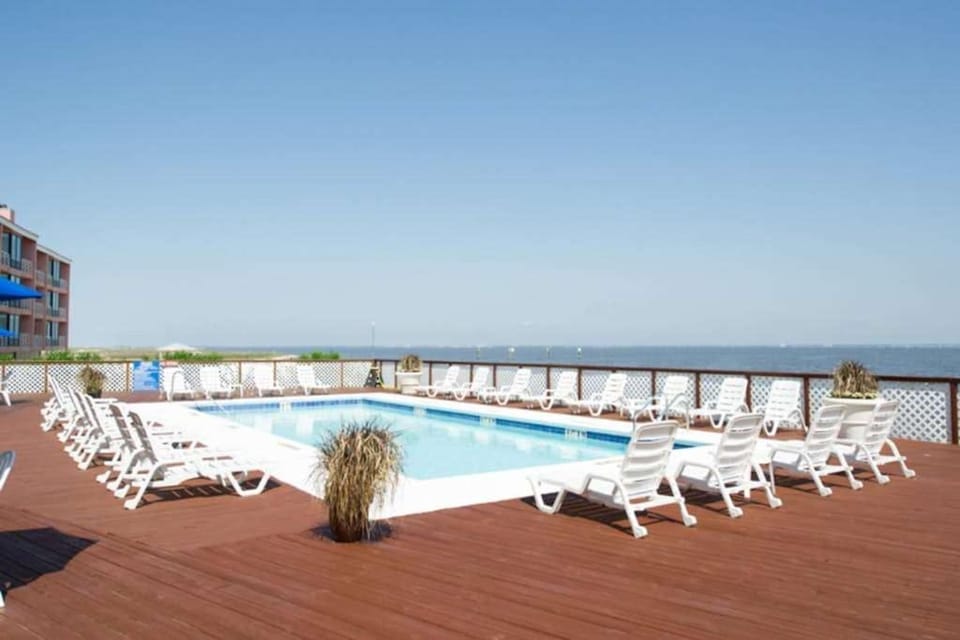 Beachfront condo with pool Gulf-view balcony central AC & washer&dryer House in Pensacola Beach