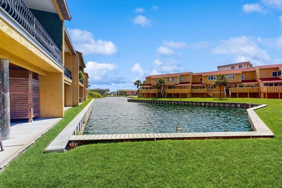 Gorgeous townhouse plenty of space family-friendly & close to everything House in Pensacola Beach