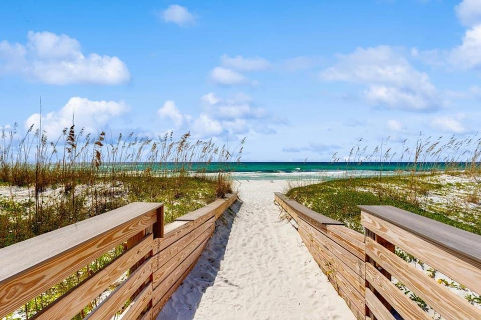 Gorgeous townhouse plenty of space family-friendly & close to everything House in Pensacola Beach