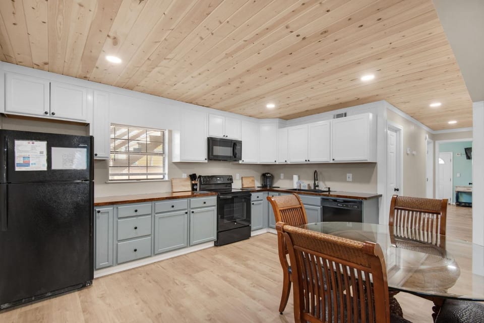 New listing Dog-friendly beach escape with a full kitchen & furnished back patio Apartment in Lower Grand Lagoon