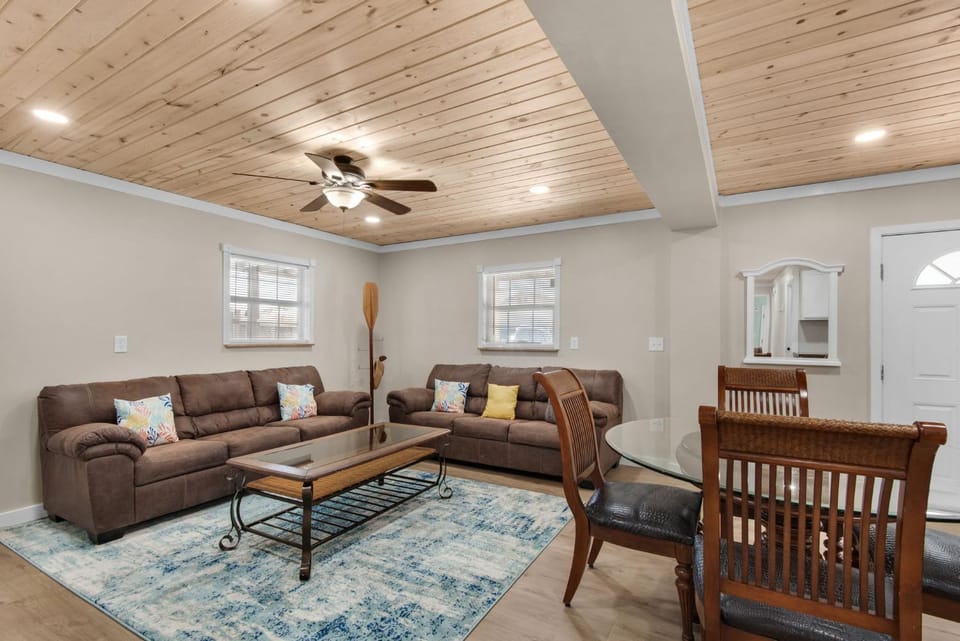 New listing Dog-friendly beach escape with a full kitchen & furnished back patio Apartment in Lower Grand Lagoon