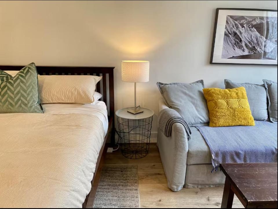 Bed, Living room, Bedroom