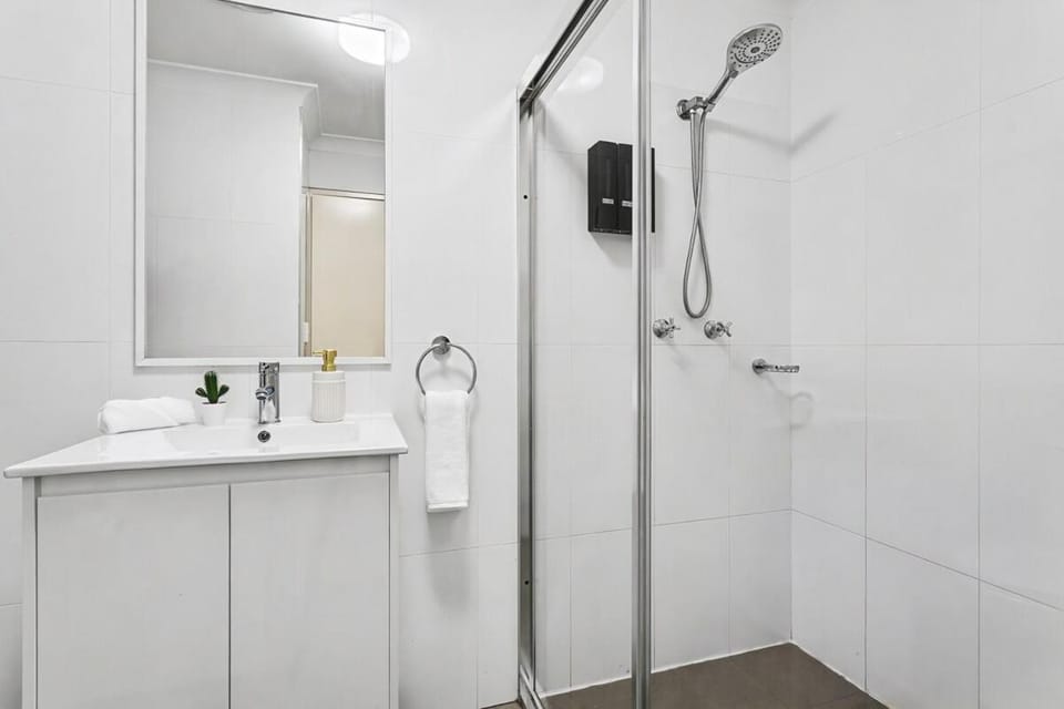 Stylish CBD Oasis near Westfield, Private Secure Parking Apartment in Parramatta
