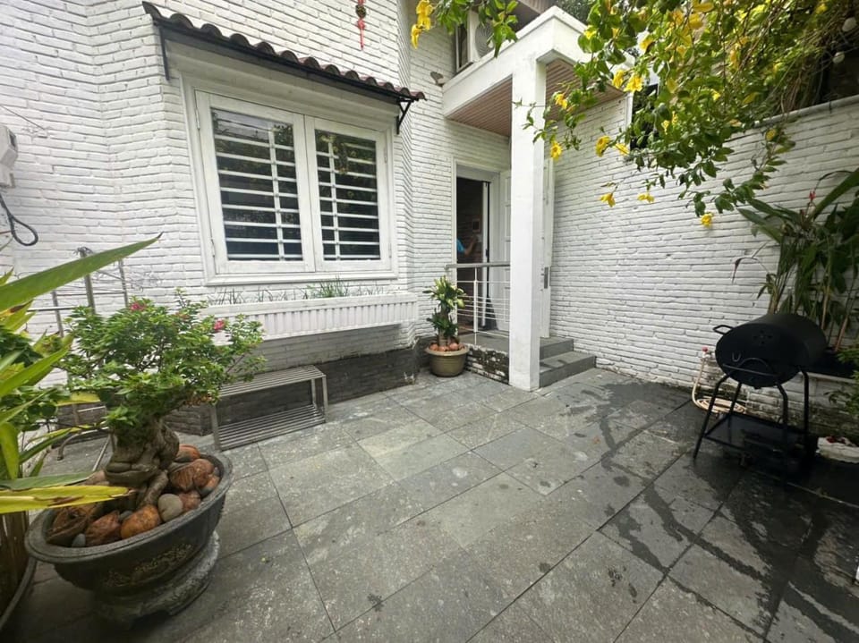 Charming 2-Bedroom House with Garden, Steps from My Khe Beach House in Da Nang