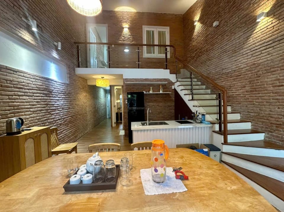 Charming 2-Bedroom House with Garden, Steps from My Khe Beach House in Da Nang