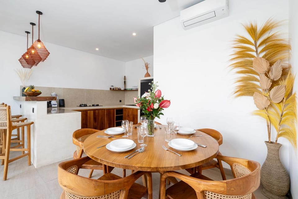 Kitchen or kitchenette, Seating area, Dining area, air conditioner