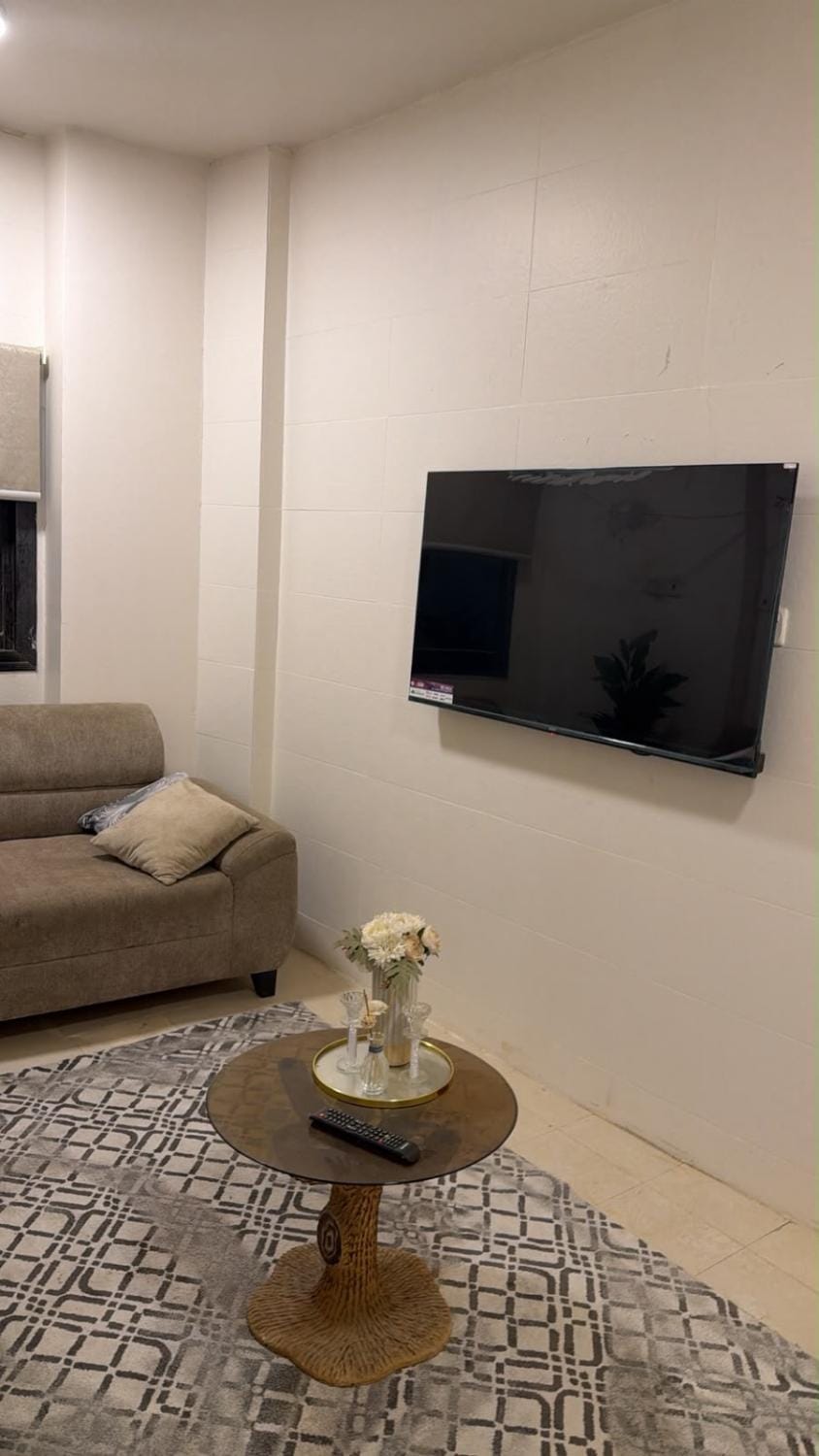 TV and multimedia, Living room, Seating area, Evening entertainment