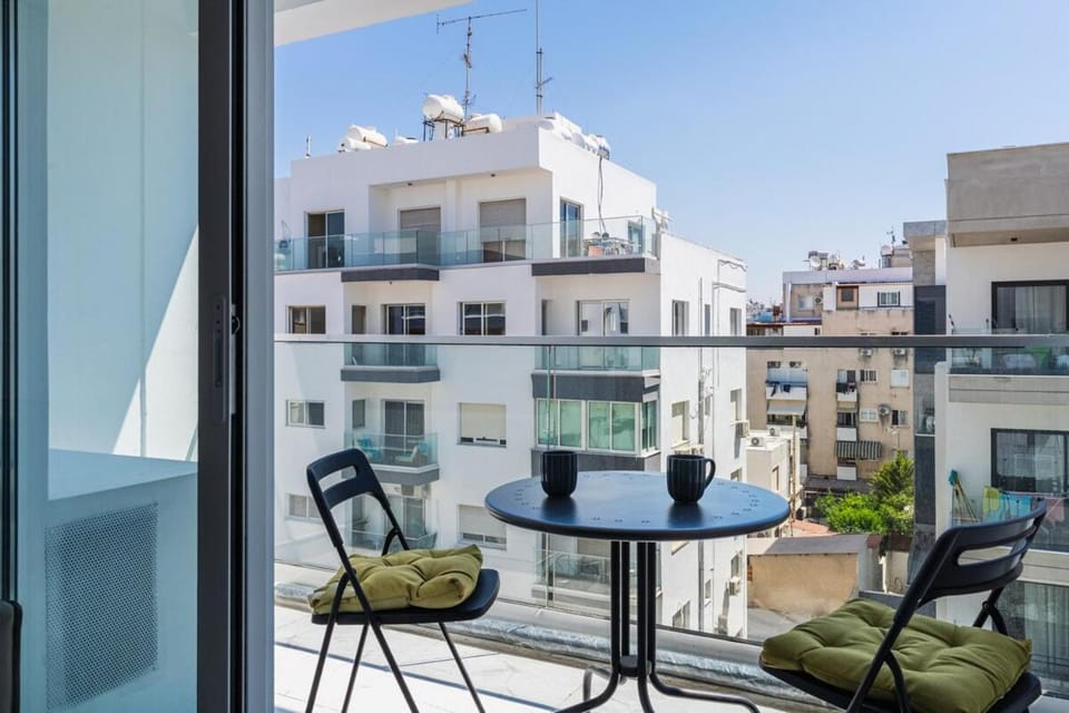 Property building, Day, View (from property/room), Balcony/Terrace, Balcony/Terrace, Seating area, Dining area, City view