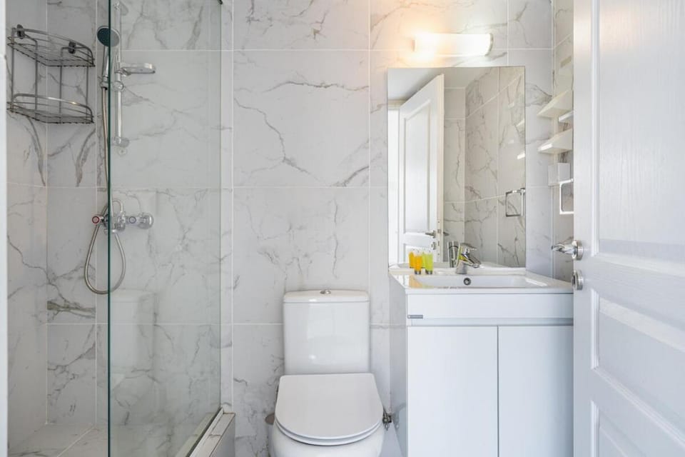 Shower, Toilet, Bathroom, towels