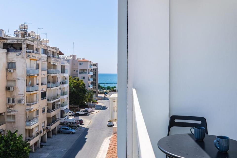 Property building, Communal lounge/ TV room, Day, Neighbourhood, Natural landscape, View (from property/room), Balcony/Terrace, Evening entertainment, City view, Sea view, Street view, Location, Parking