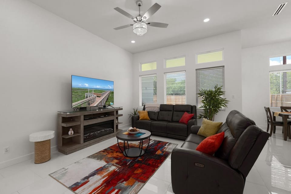 2023 Modern 3BR Fast WiFi Workspace Pet-friendly Garage Yard House in Edinburg
