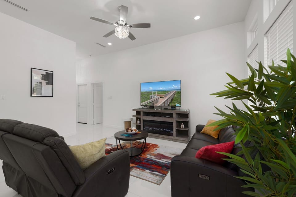 2023 Modern 3BR Fast WiFi Workspace Pet-friendly Garage Yard House in Edinburg