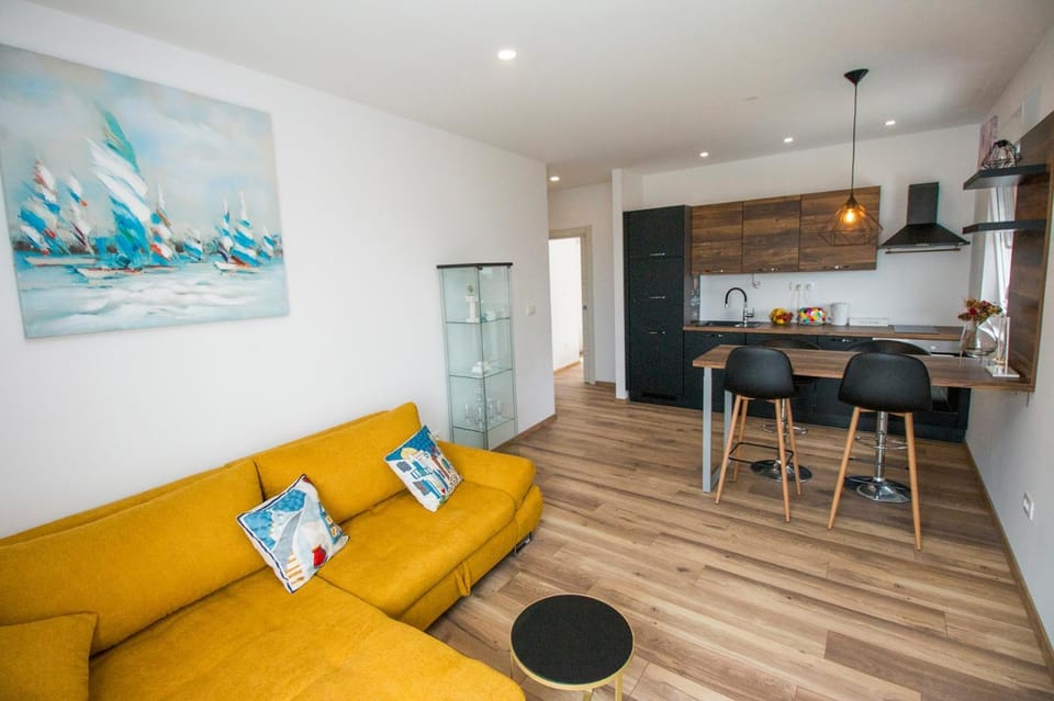 Kitchen or kitchenette, Living room, Seating area, Dining area