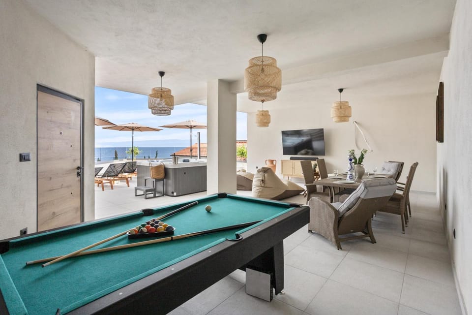 Communal lounge/ TV room, Billiard, TV and multimedia, Seating area, Evening entertainment