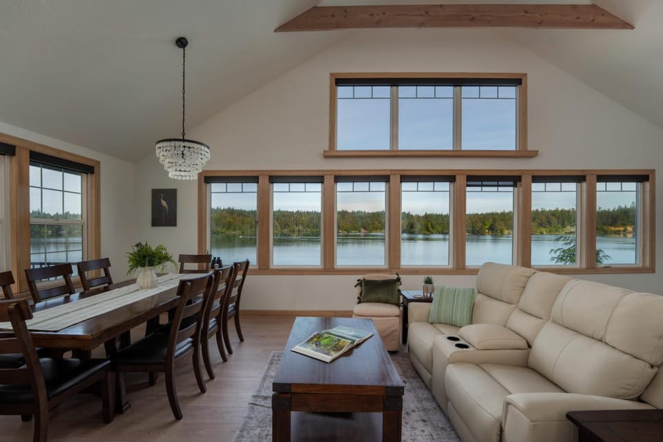 1M-Dollar Lakefront View, Private Dock, Kayaks, Hot Tub, Game Room, BBQ, Family House in Dunes City