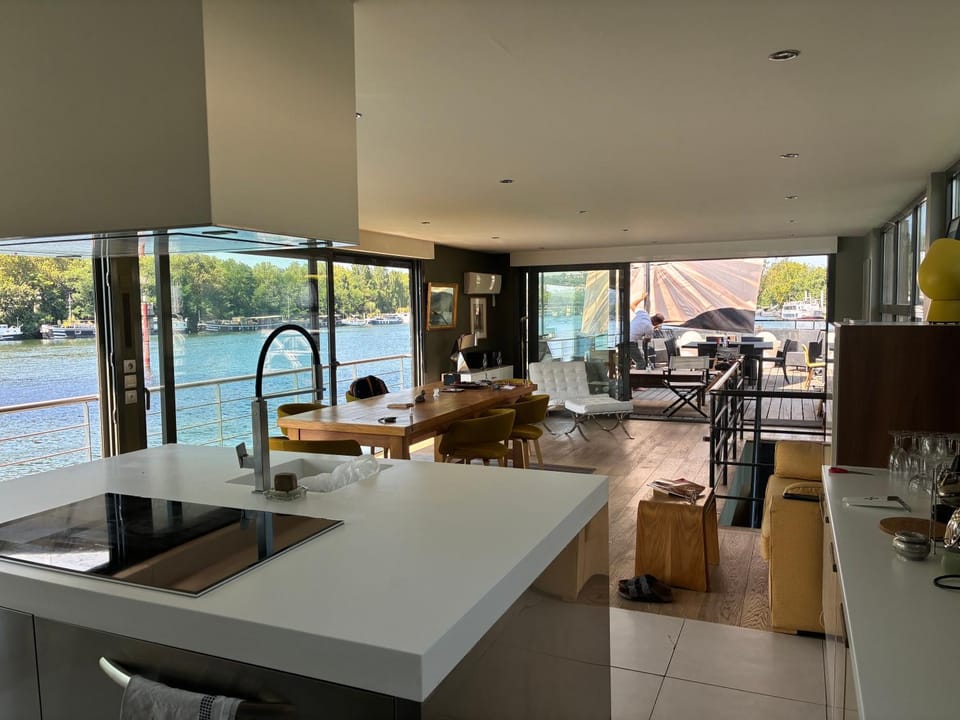 Peniche Casa Luze Docked boat in Issy-les-Moulineaux