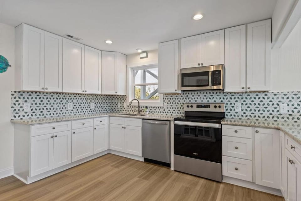 SeaEsta - Private Pool, 5 Min Walk to Beach Apartment in Emerald Isle
