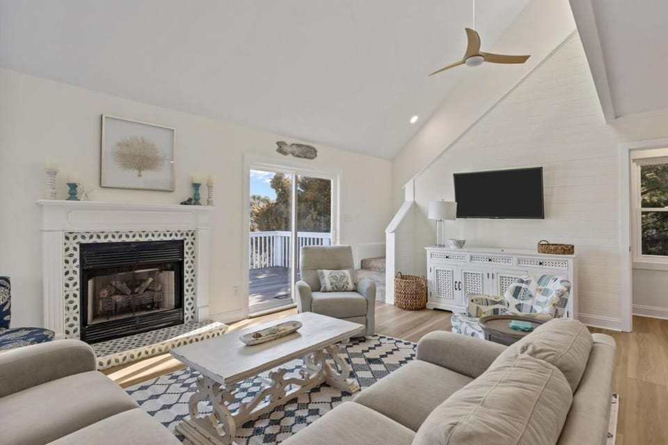 SeaEsta - Private Pool, 5 Min Walk to Beach Apartment in Emerald Isle