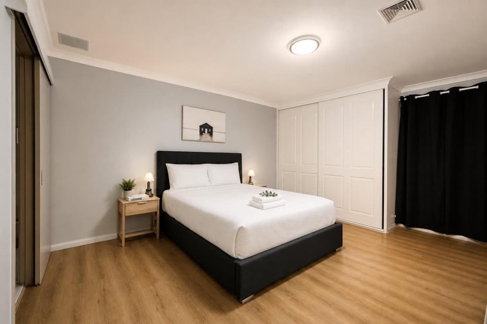 No-Frills Queen Private Ensuite Room in Pymble - Shared Amenities Bed and Breakfast in Sydney