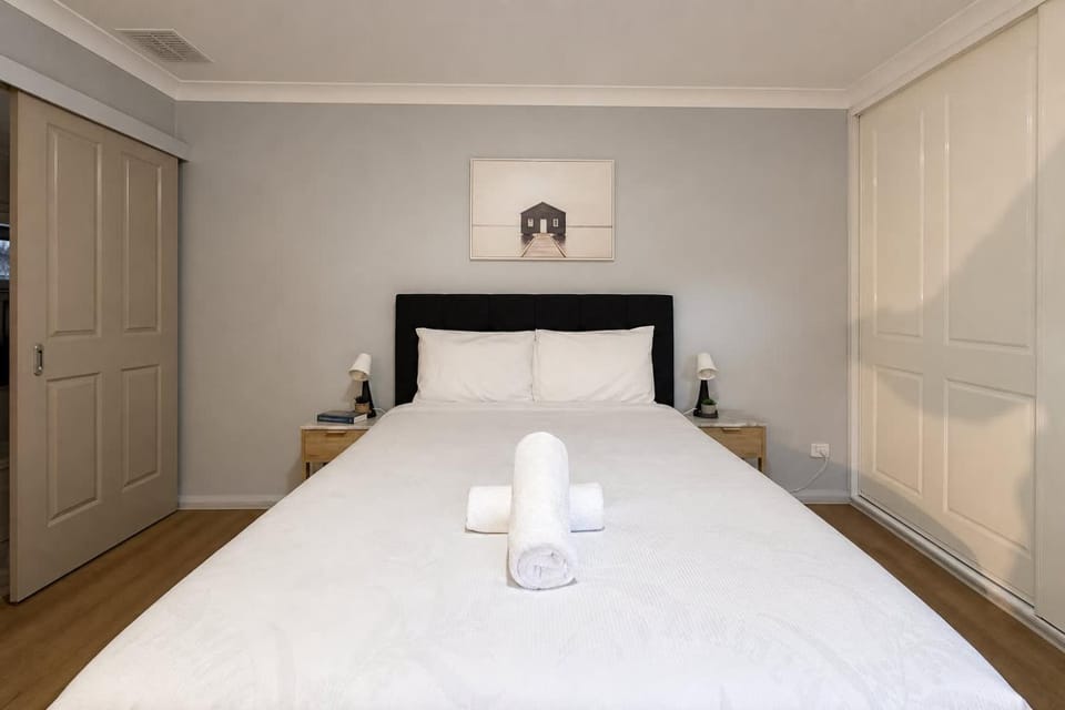 No-Frills Queen Private Ensuite Room in Pymble - Shared Amenities Bed and Breakfast in Sydney
