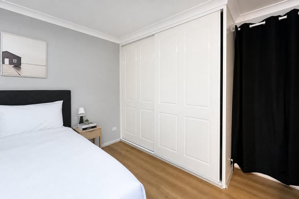 No-Frills Queen Private Ensuite Room in Pymble - Shared Amenities Bed and Breakfast in Sydney