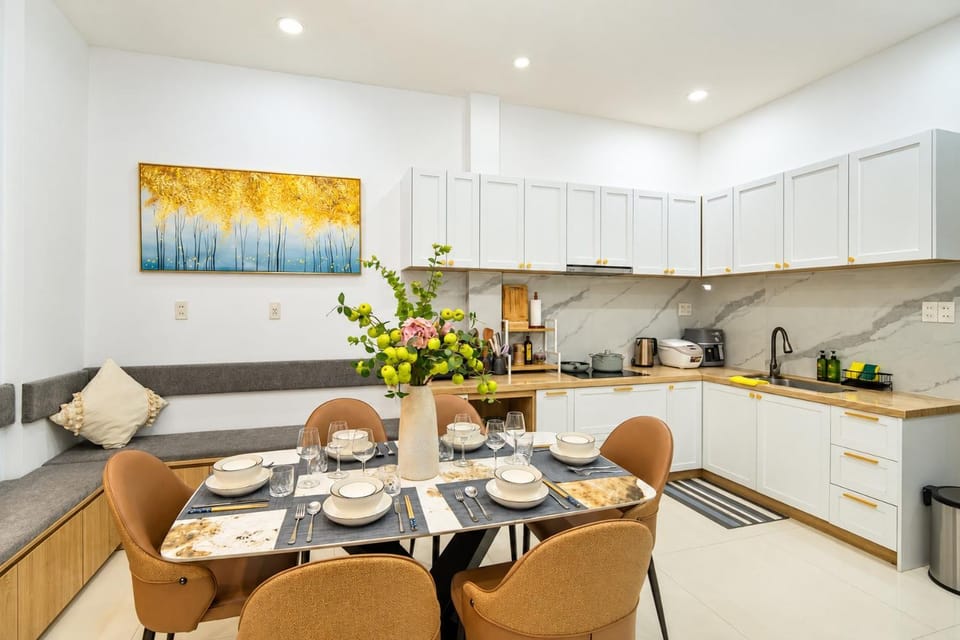 Kitchen or kitchenette, Dining area
