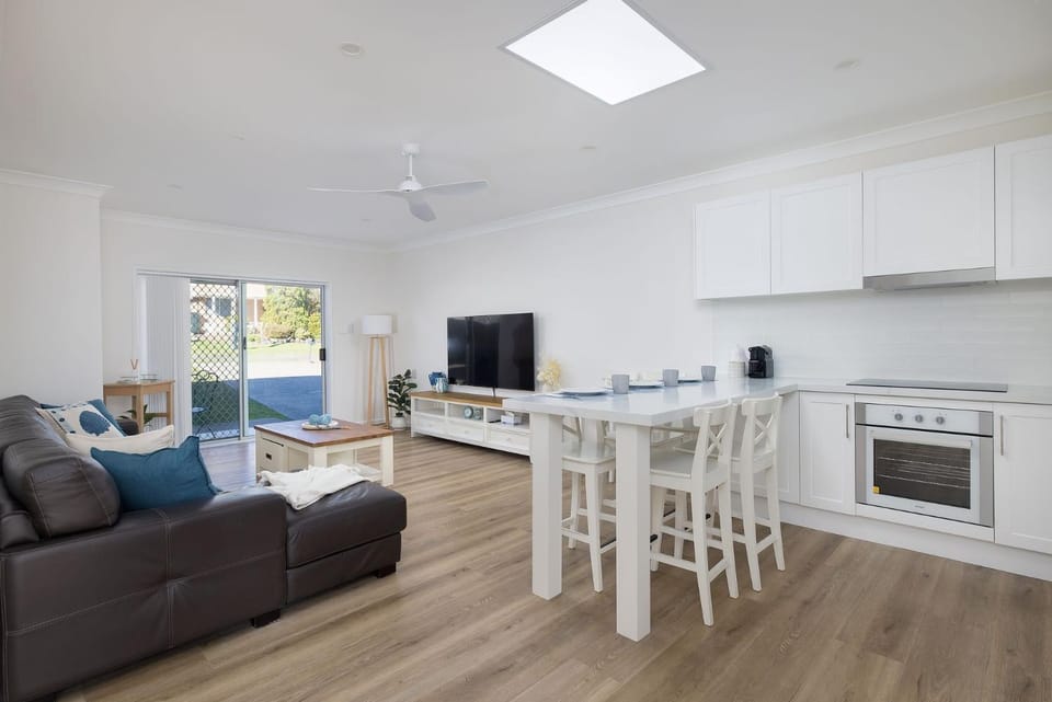 TV and multimedia, Kitchen or kitchenette, Living room, oven, stove