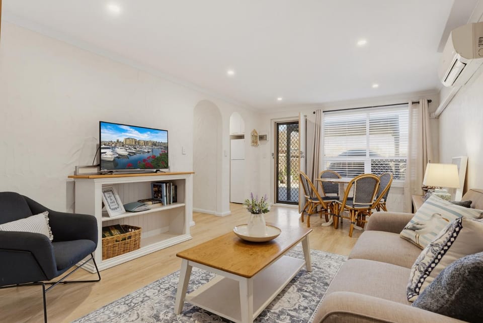 Sea Blue Retreat 2-Bed Unit in Glenelg North Apartment in Adelaide