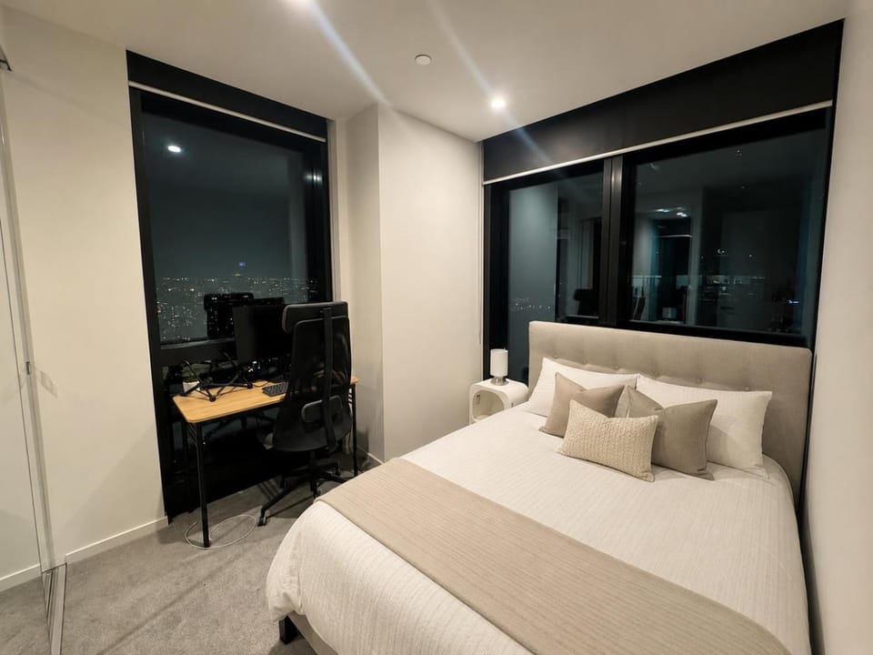 Luxury City Southbank Escape With Pool Gym and Skyline Views Apartment in Southbank