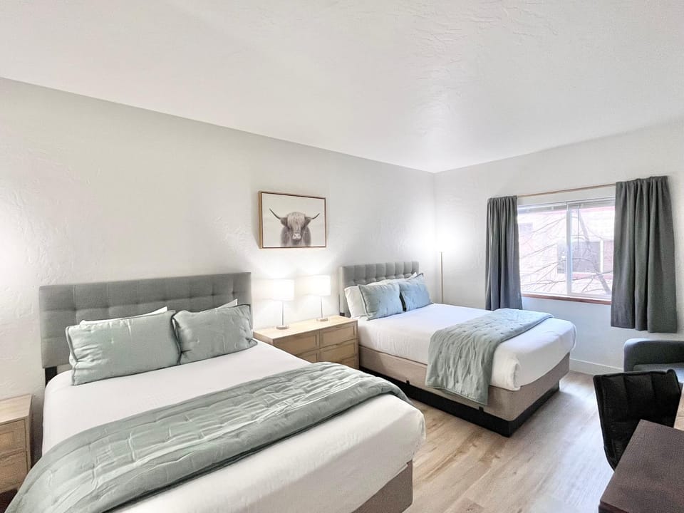 Remodeled 2Q Near Park City with Pool & Hot Tub -2070 Resort in Midway