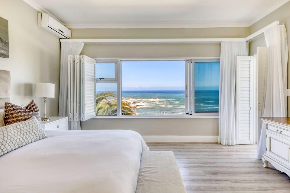 Cape Nights - Stylish Villa Panoramic Views Pool House in Camps Bay
