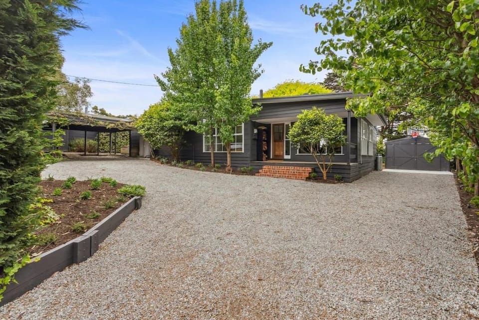 Elm Cottage House in Red Hill