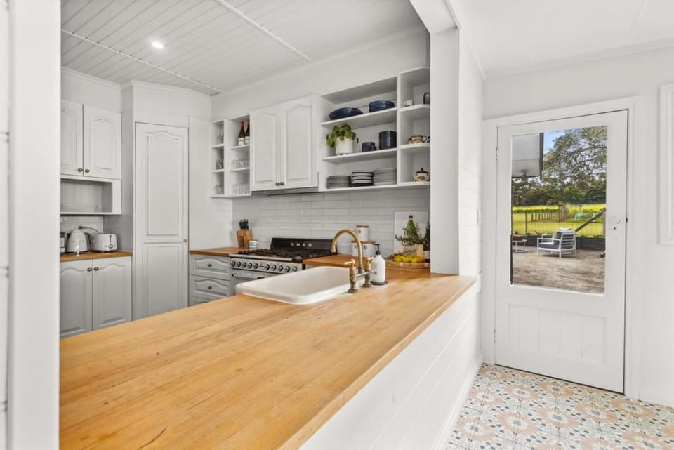 Elm Cottage House in Red Hill