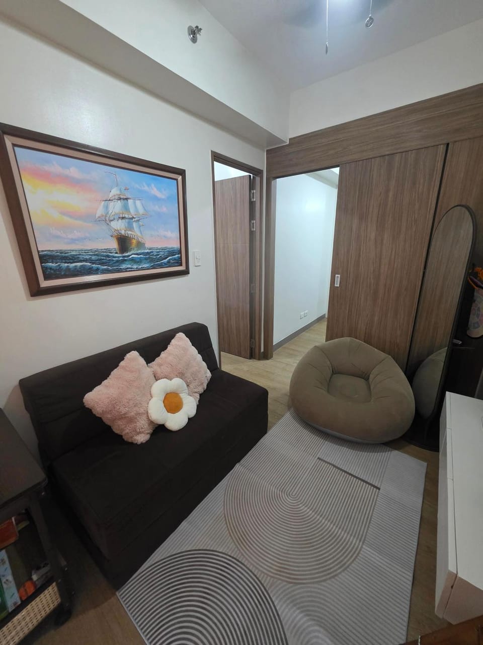 Bed, TV and multimedia, Living room, Photo of the whole room, Seating area