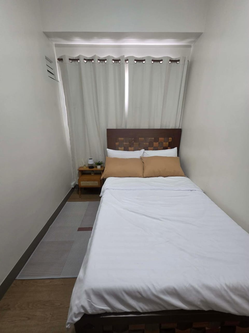 Photo of the whole room, Bedroom
