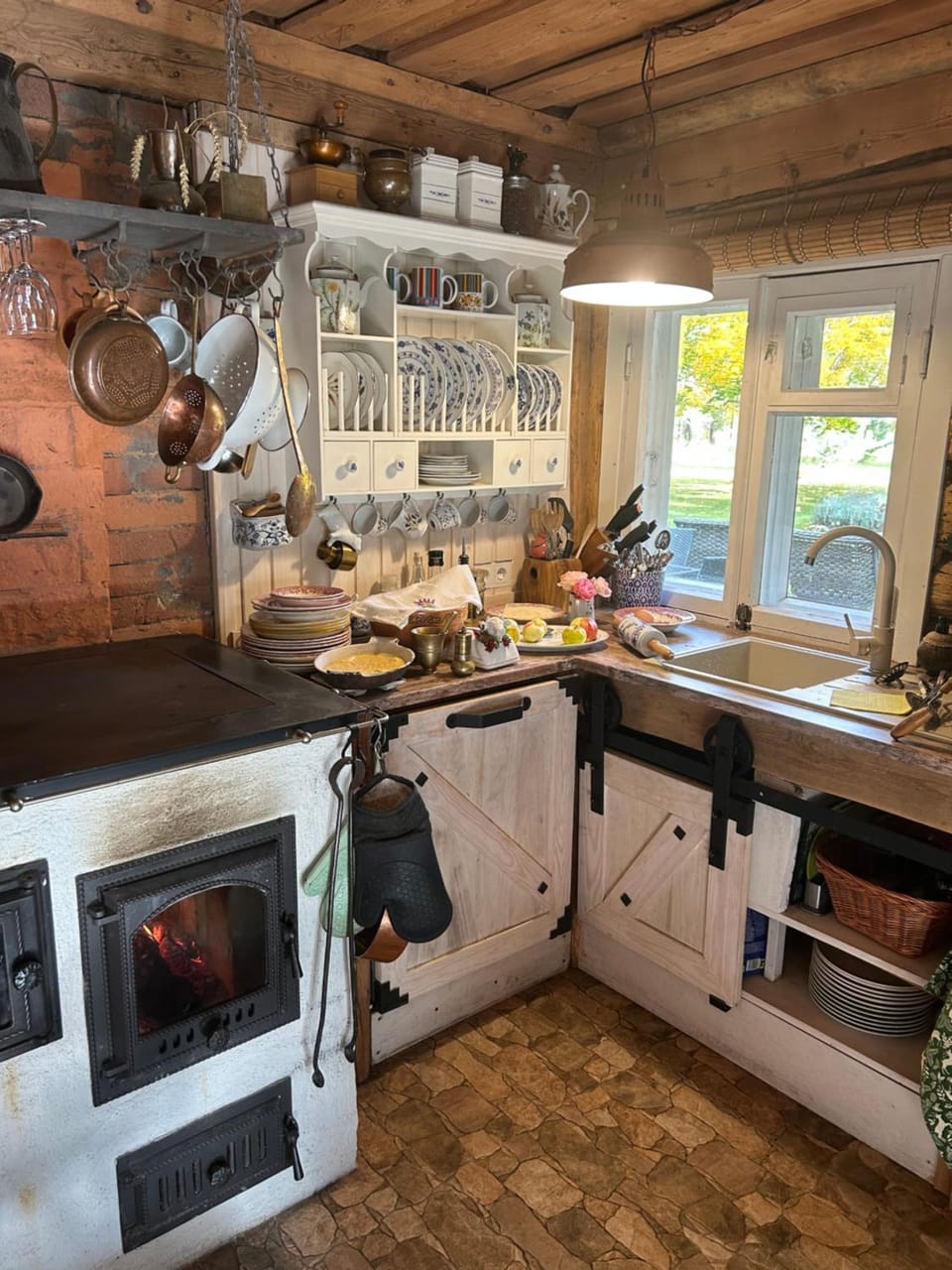 Kitchen or kitchenette, dishwasher