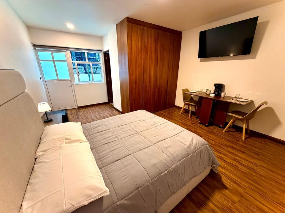 Bed, TV and multimedia, Coffee/tea facilities, Photo of the whole room, Bedroom, minibar