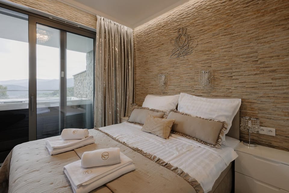 Bed, Photo of the whole room, Bedroom, Mountain view, towels