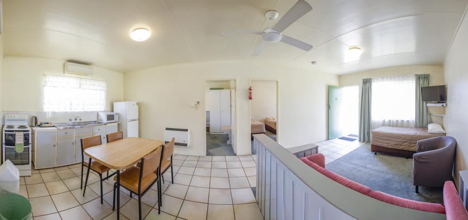 Kitchen or kitchenette, Living room, Seating area, Dining area