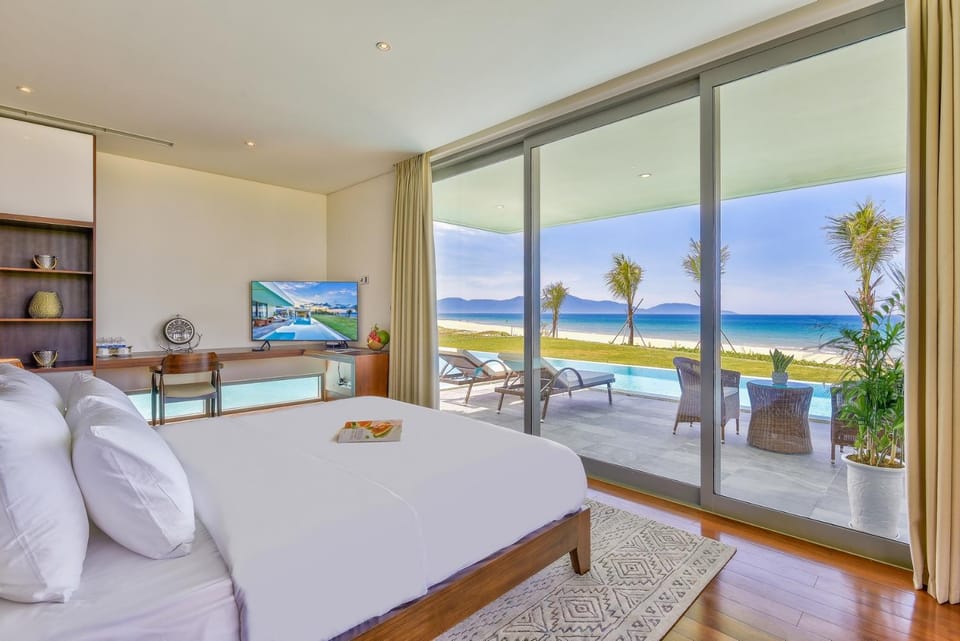 Bed, Natural landscape, TV and multimedia, View (from property/room), Balcony/Terrace, Living room, Photo of the whole room, Seating area, Beach, Bedroom, Pool view, Sea view, Swimming pool