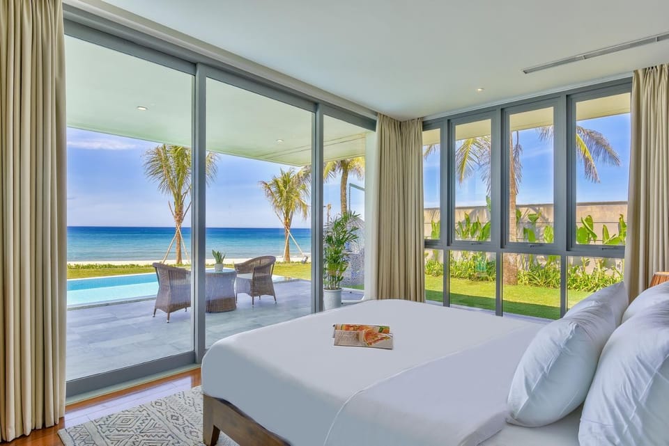 Patio, Bed, Day, Natural landscape, View (from property/room), Balcony/Terrace, Photo of the whole room, Bedroom, Pool view, Sea view, Swimming pool, sunbed