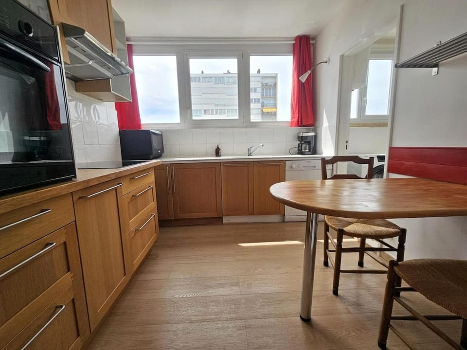 Large, bright apartment with balcony, 4 bedrooms Apartment in Rouen