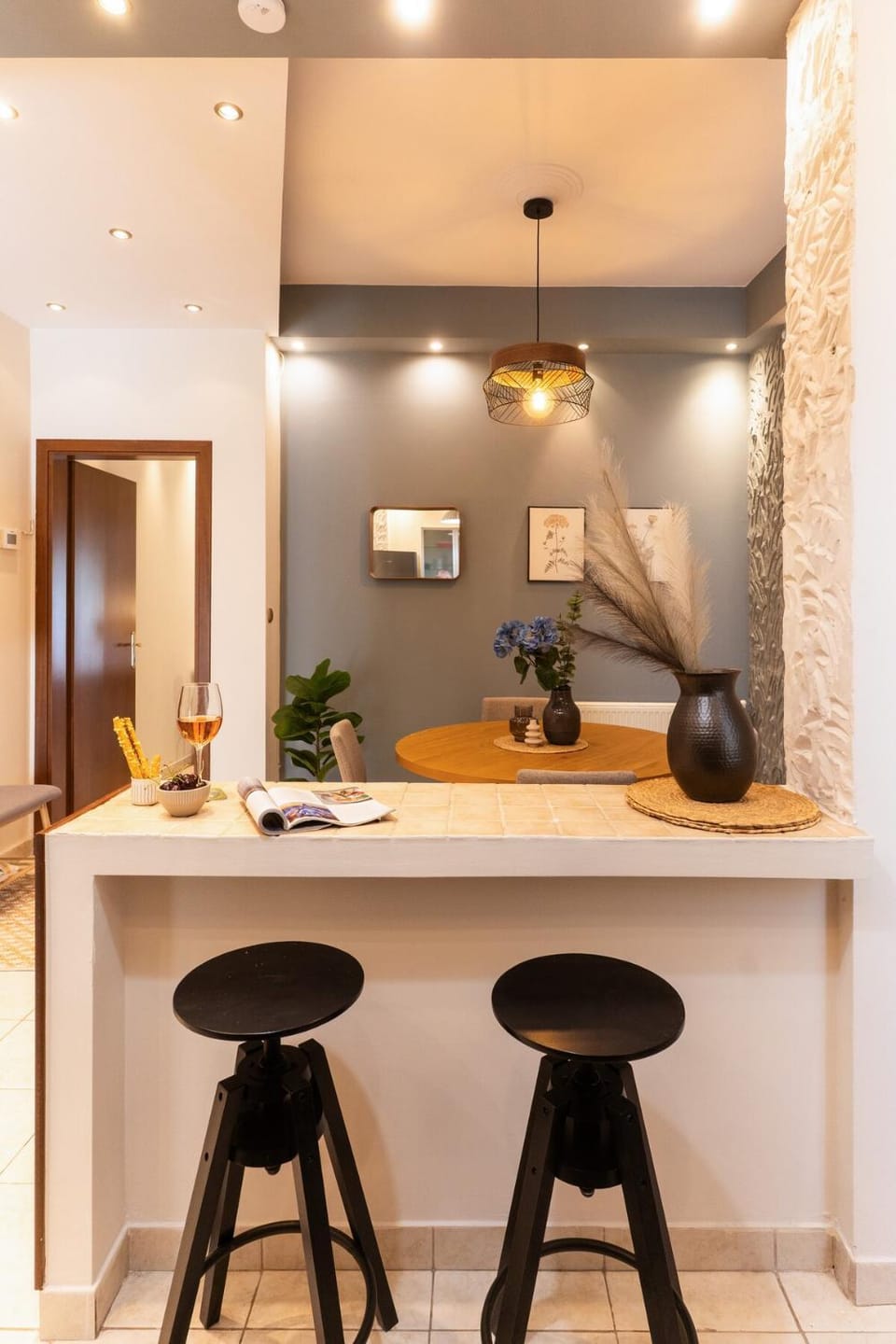 Central Serenity Bright 2BR Retreat Apartment in Thessaloniki
