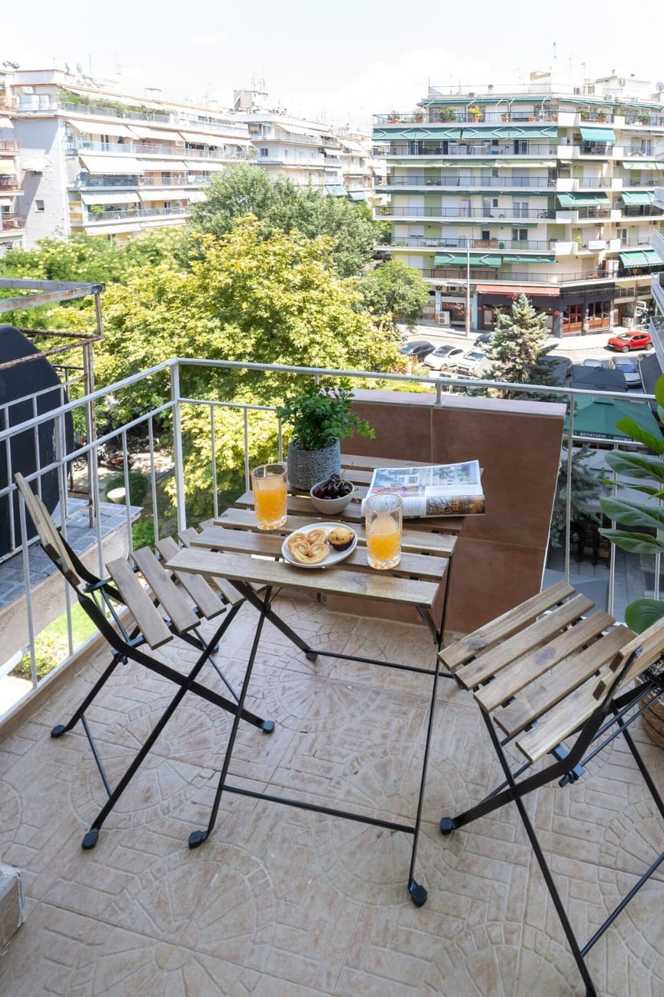 Central Serenity Bright 2BR Retreat Apartment in Thessaloniki