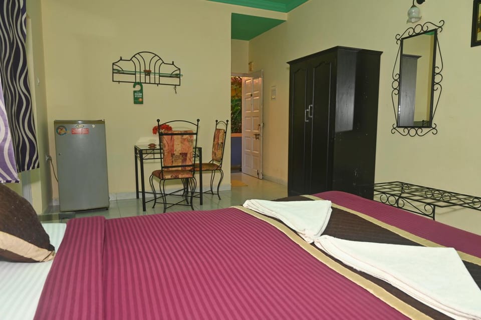Bed, Kitchen or kitchenette, Photo of the whole room, Dining area, Bedroom, wardrobe